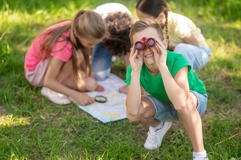 Die Schnitzeljagd und die Schatzsuche sind mehr als nur Kinderspiele; sie sind aufregende Erlebnisse, die sowohl Dramatik als auch Spielerisches bieten. Doch was macht sie so zeitlos und beliebt? In diesem Beitrag werfen wir einen Blick auf ihren historischen und kulturellen Hintergrund und untersuchen, weshalb sie nach wie vor Kinder in ihren Bann ziehen.